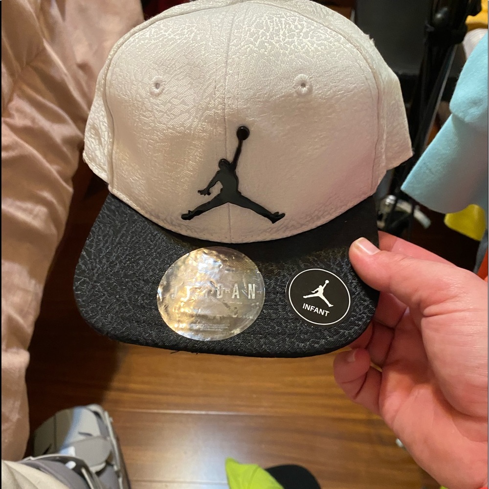 White and black Jordan snap back hat for infant